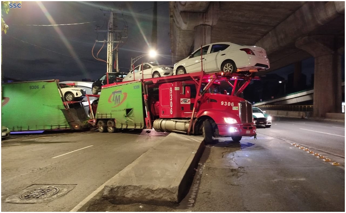 Elementos de la SSC retiran tráiler atorado en Periférico; incidente ocasiona cortes a la circulación