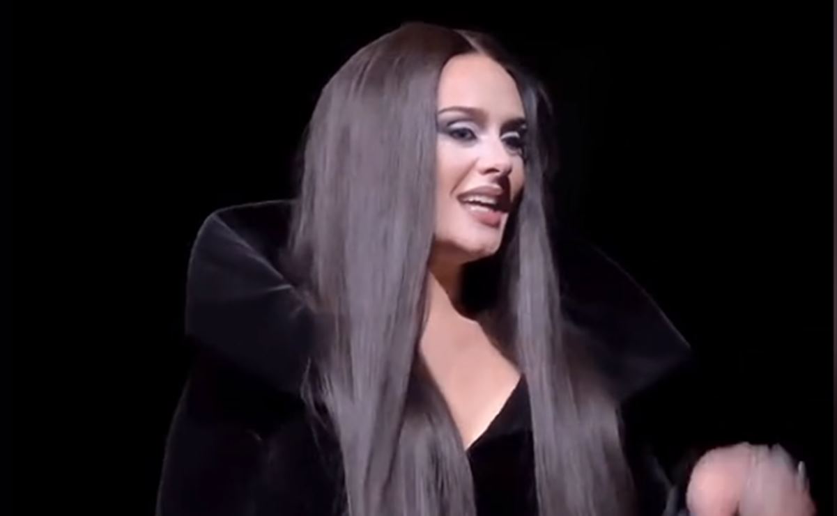 Adele se viste de Morticia Addams en su concierto al estilo Halloween