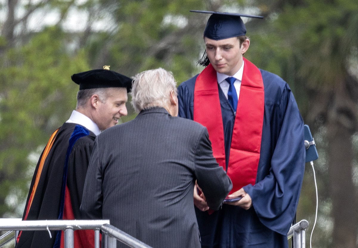 Trump descansa del juicio penal y asistirá a la graduación de su hijo