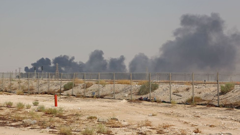 Qué se sabe de los ataques a la principal refinería de petróleo del mundo en Arabia Saudita