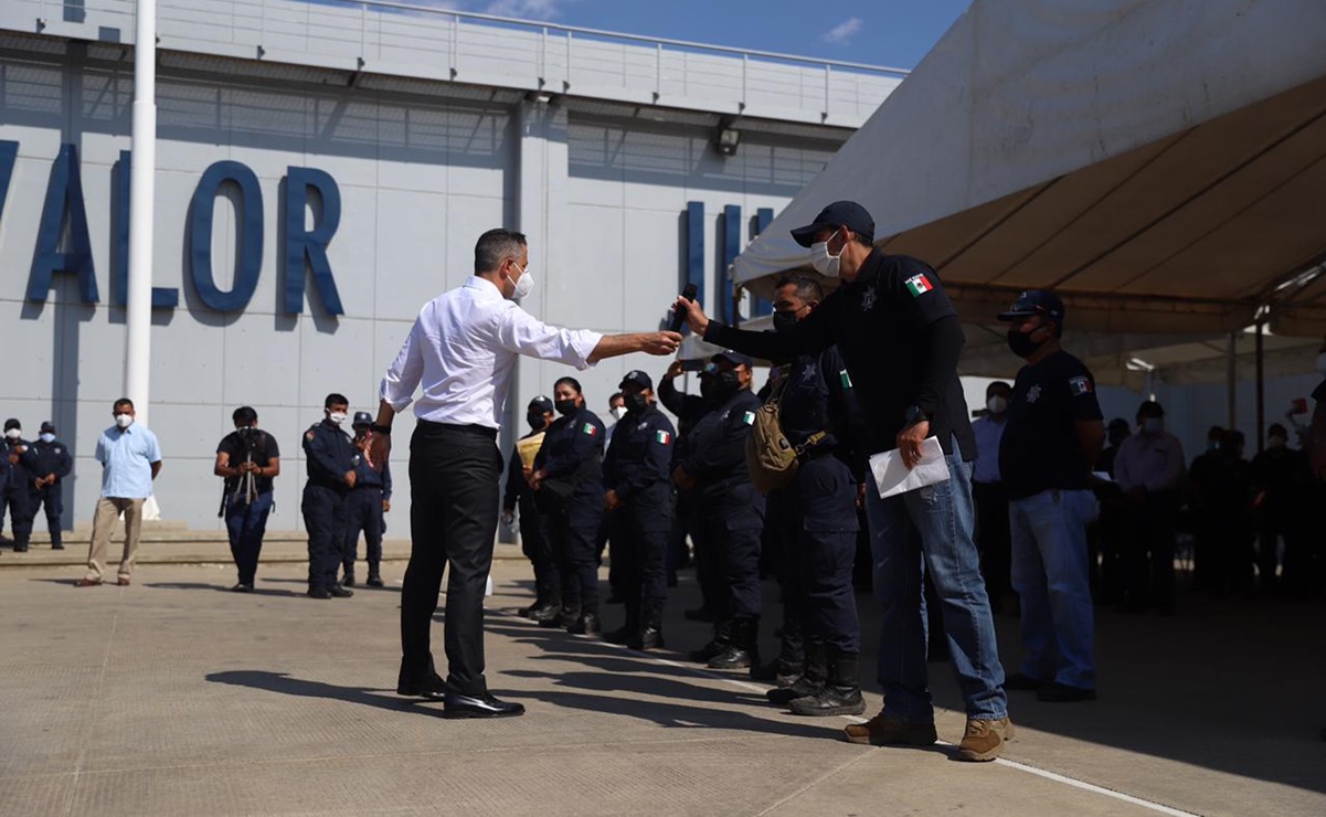 Va Murat a cuartel de la Policía Estatal de Oaxaca para dialogar con inconformes