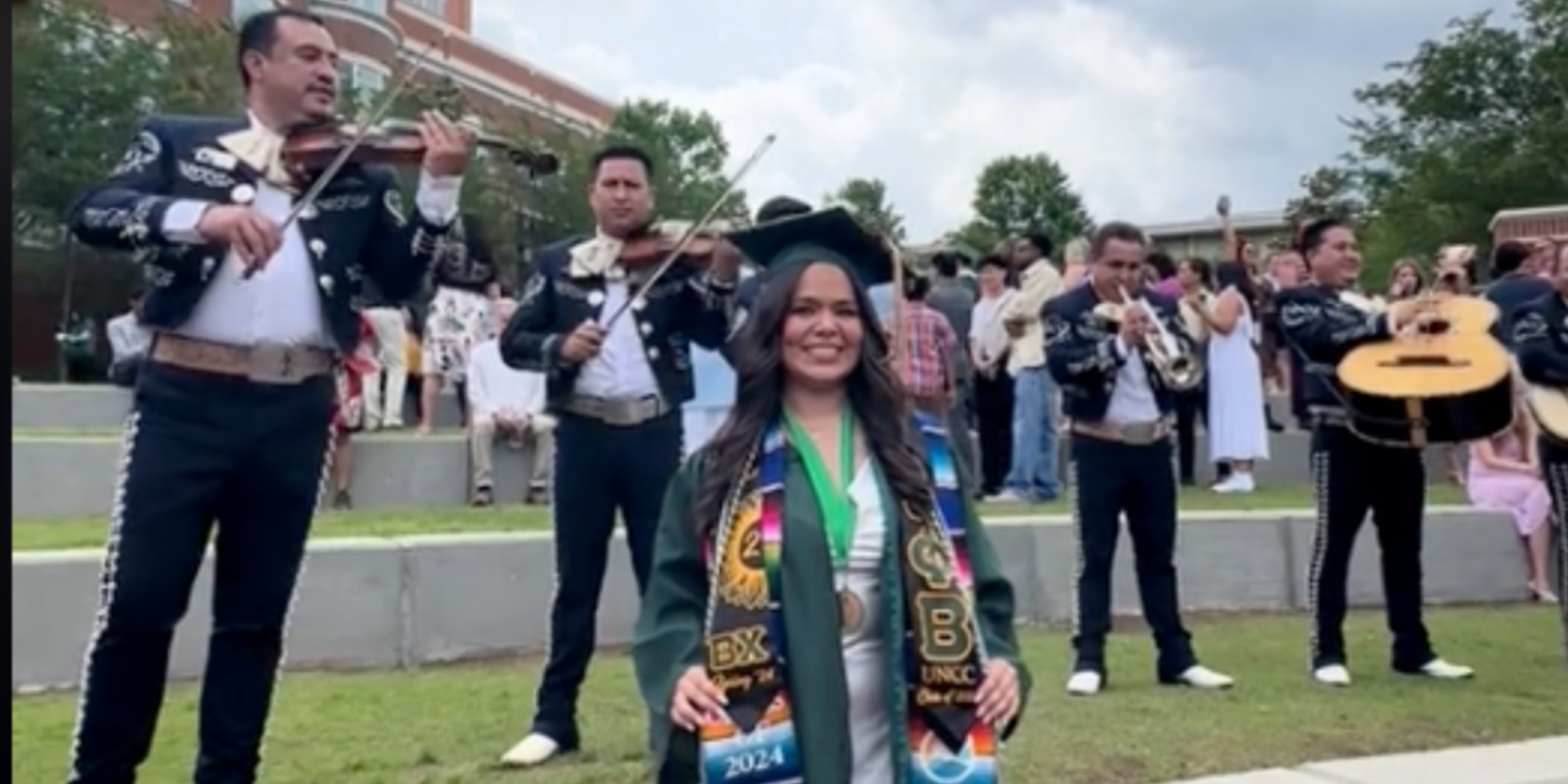 "¡A mucho orgullo!" Mexicana se gradúa en EU y la sorprenden con mariachi