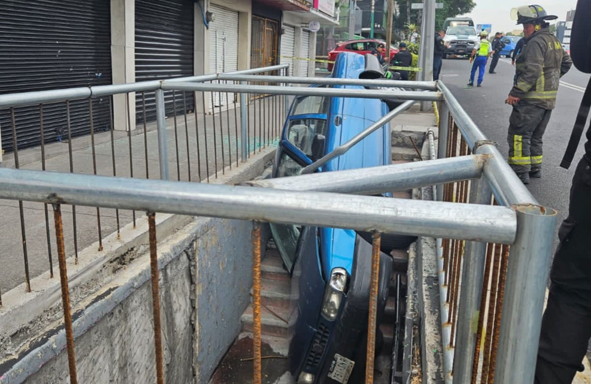 Conductora se sube a la banqueta y termina en paso peatonal a desnivel en Nativitas sobre Tlalpan 