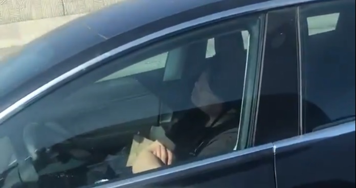 Captan a conductor dormido dentro de Tesla en movimiento en California