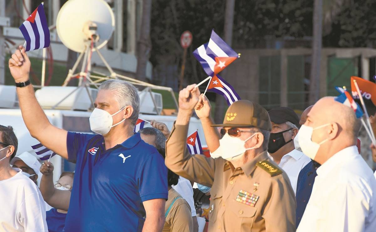 Raúl Castro reaparece en mitin pro-revolucionario