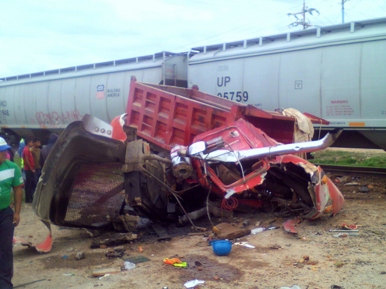 Tren arrastra a camión en Hidalgo; hay un herido grave