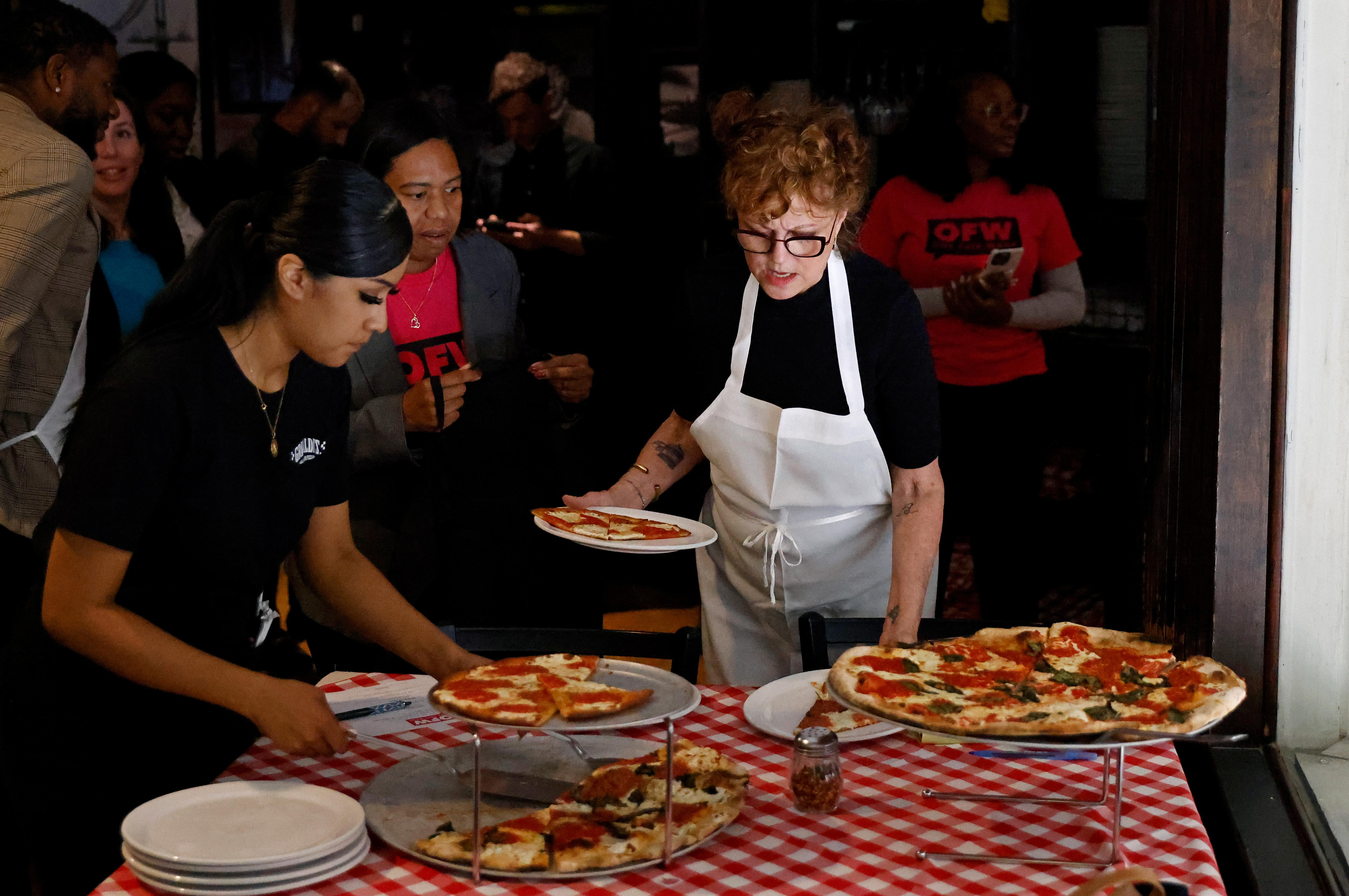 Susan Sarandon vuelve a ser camarera en Nueva York para reivindicar salarios dignos. FOTOS