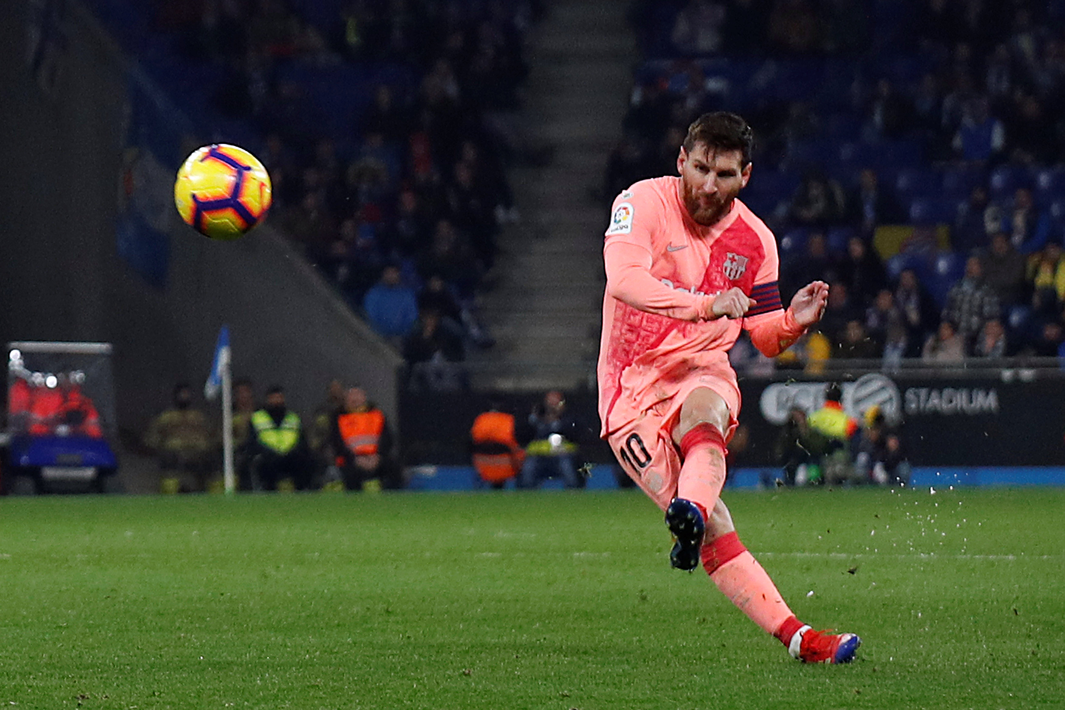 Messi anota dos golazos en la victoria del Barcelona