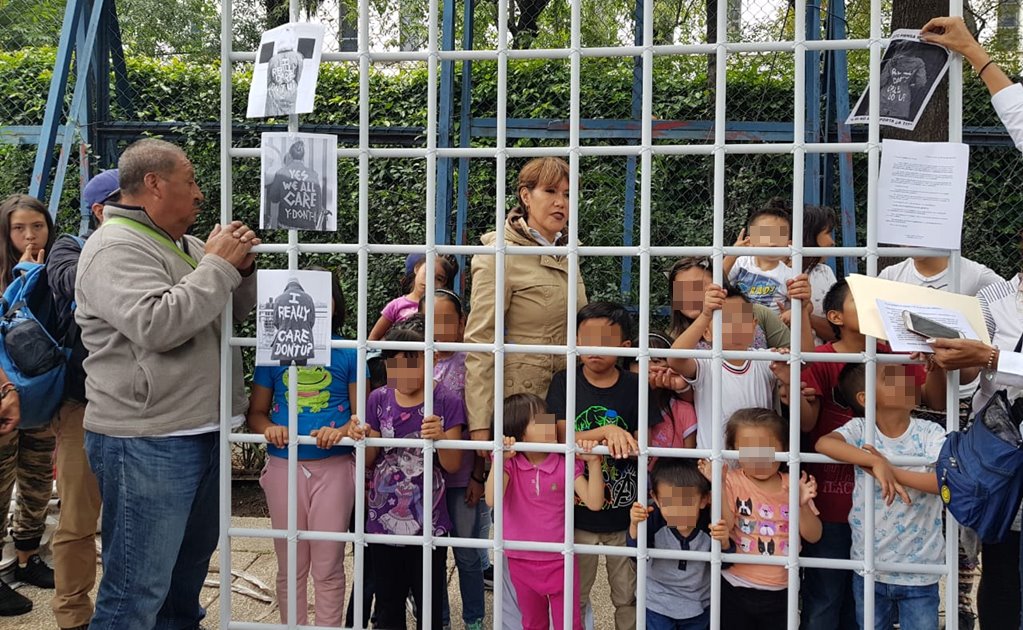 Lorena Osornio protesta en Reforma por separación de familias en EU
