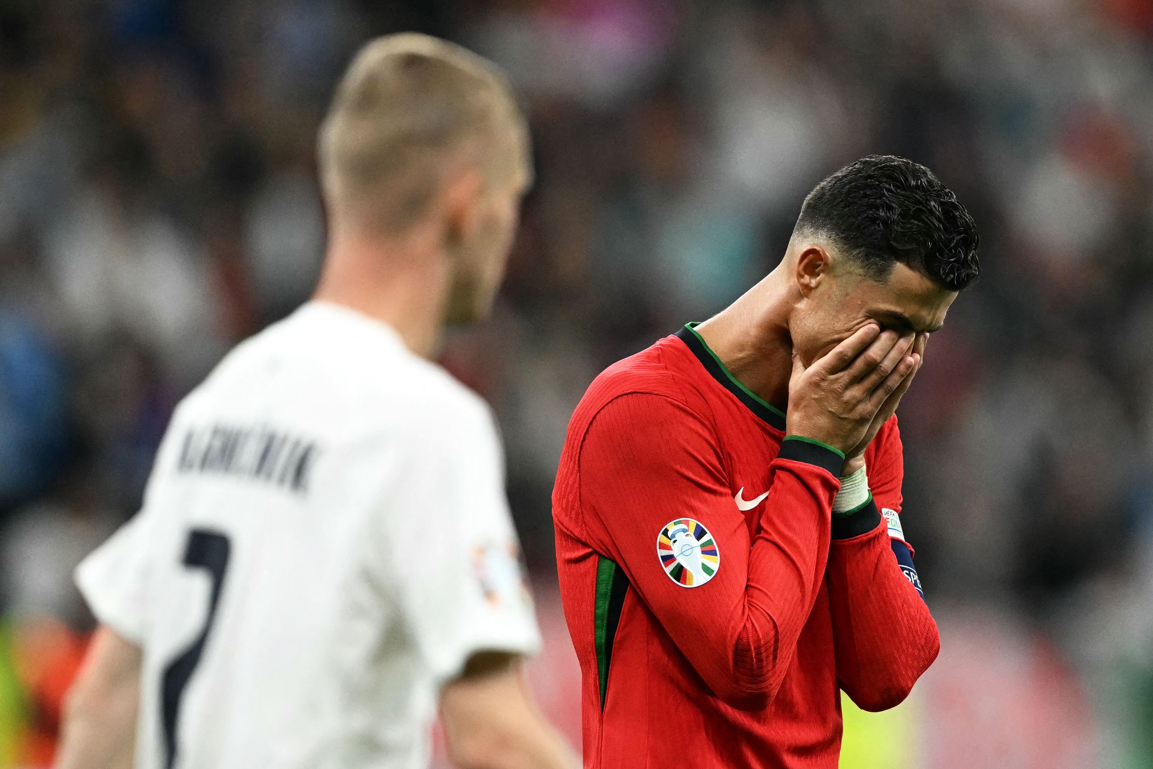 Portugal avanza a cuartos de final tras dramática tanda de penaltis contra Eslovenia; Ronaldo falla penal y rompe en llanto