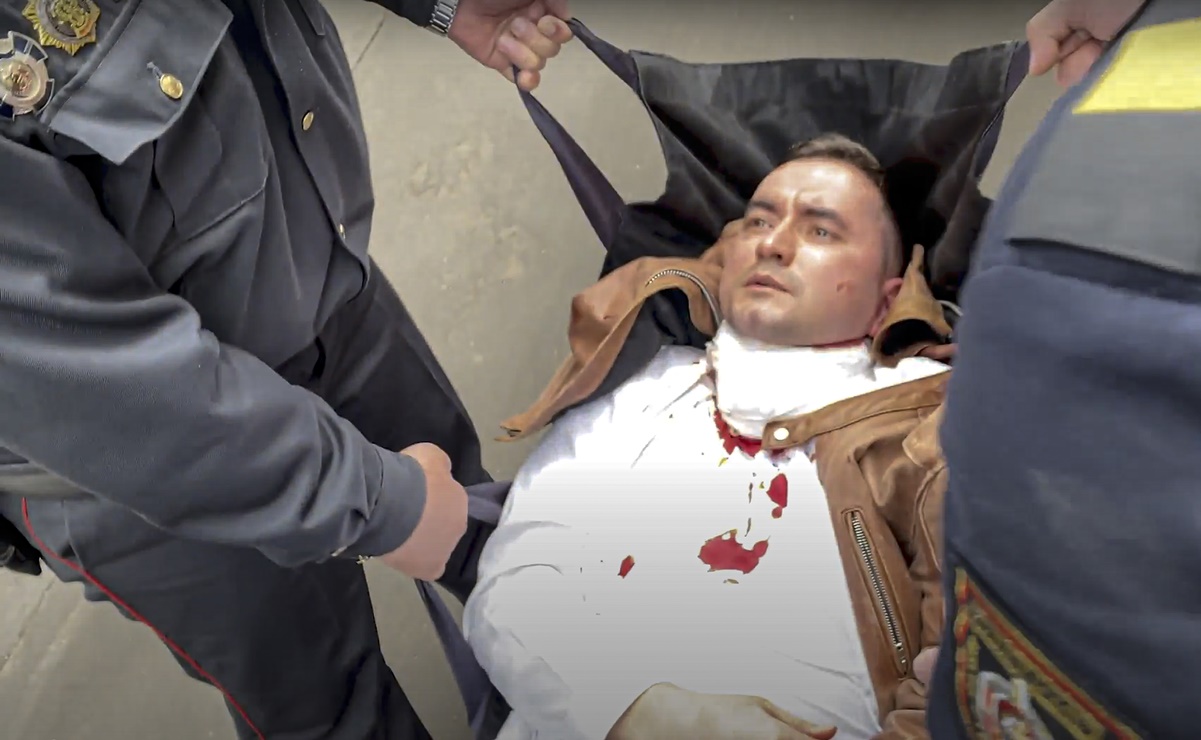 Activista bielorruso se clava una pluma en el cuello durante audiencia 