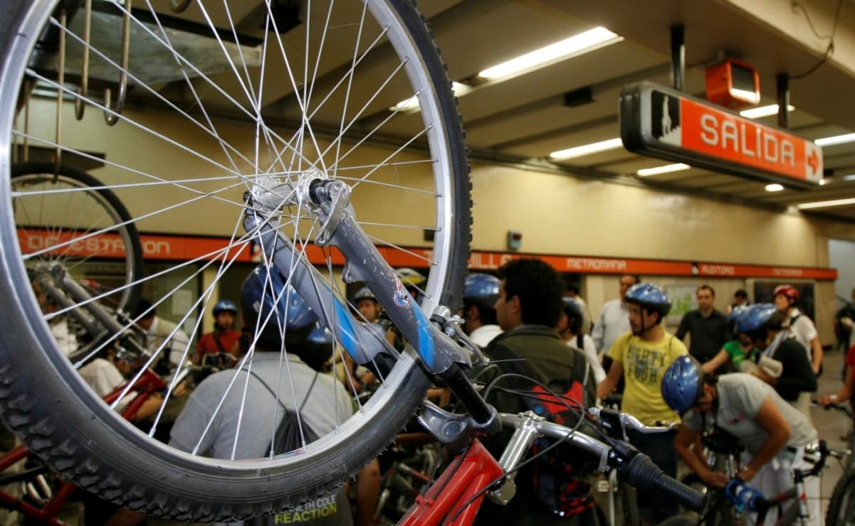 ¡Súbale, hay lugares! Por ser día festivo puedes llevar tu bici en el metro