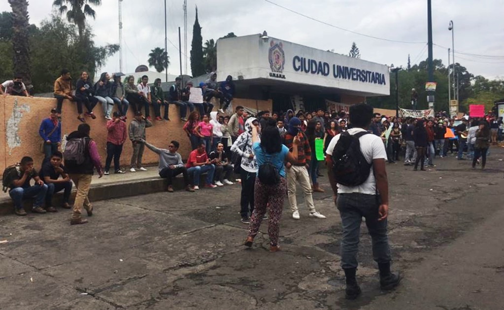 Estudiantes intentan irrumpir en Ciudad Universitaria en Michoacán