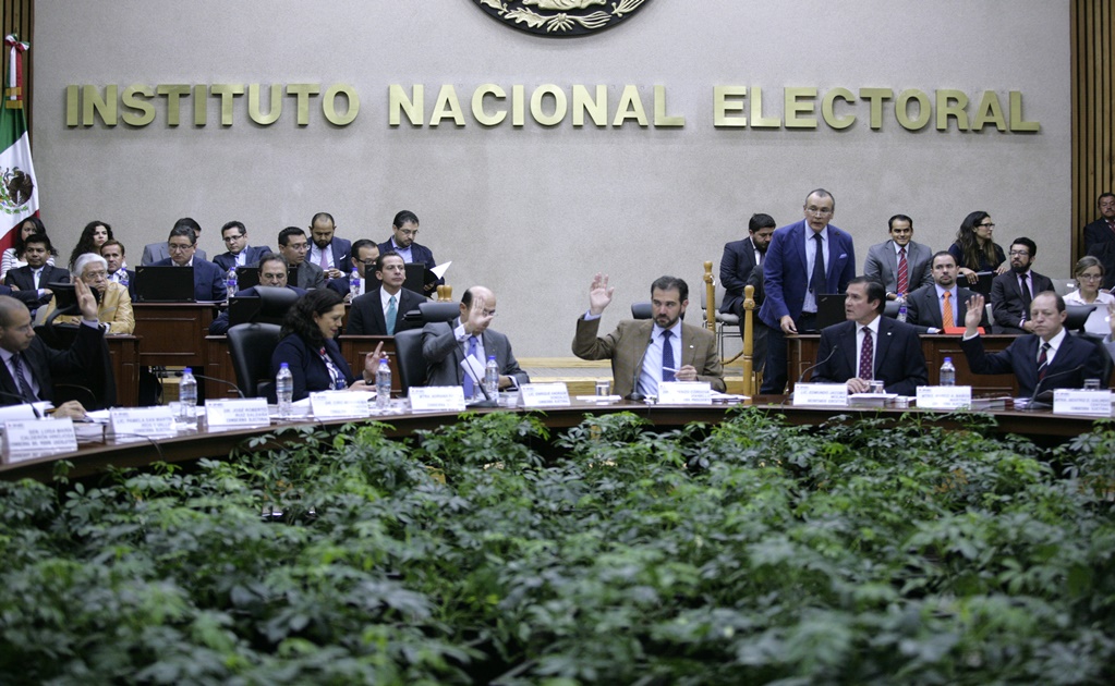Lorenzo Córdova recibe a candidatos independientes a Constituyente