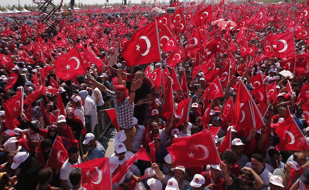 Turcos marchan a favor de la democracia 