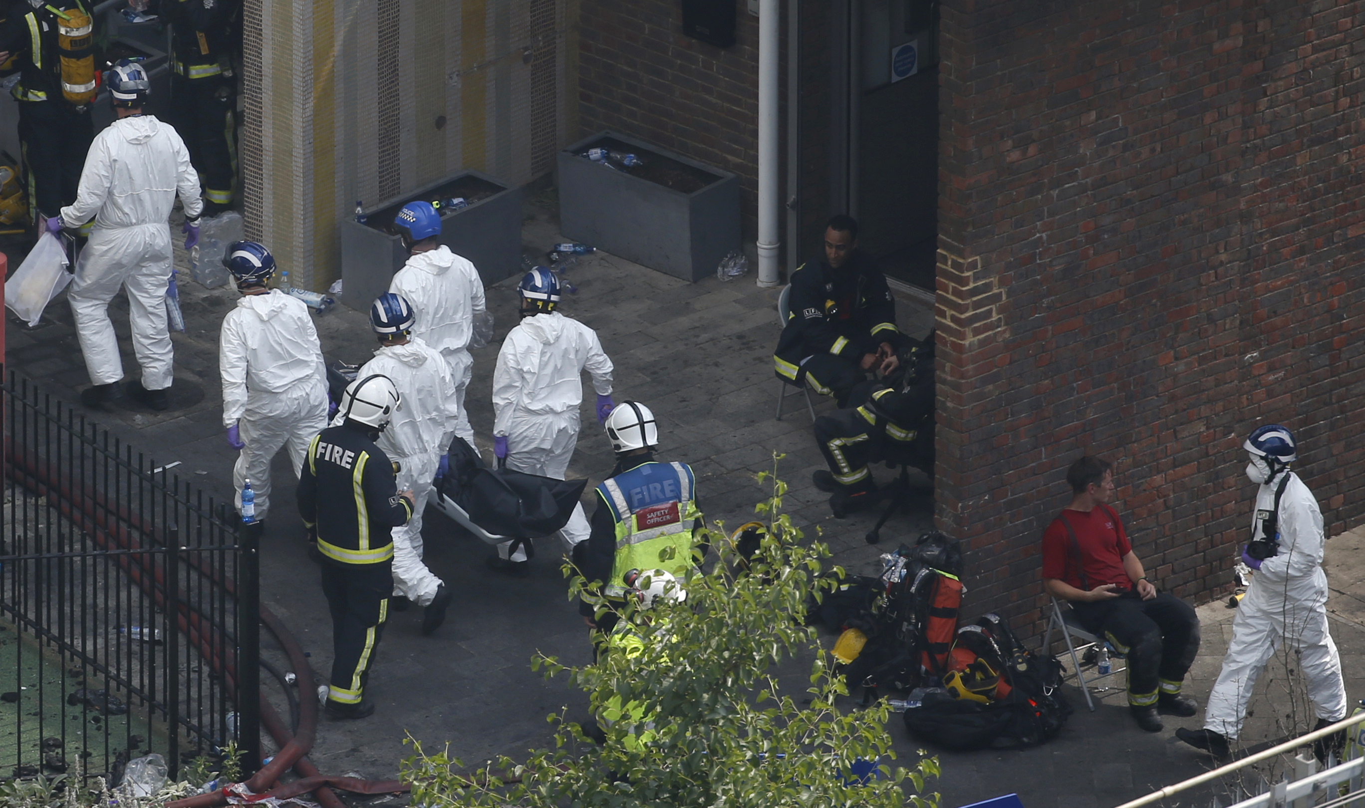 Suman 12 muertos por incendio en Londres