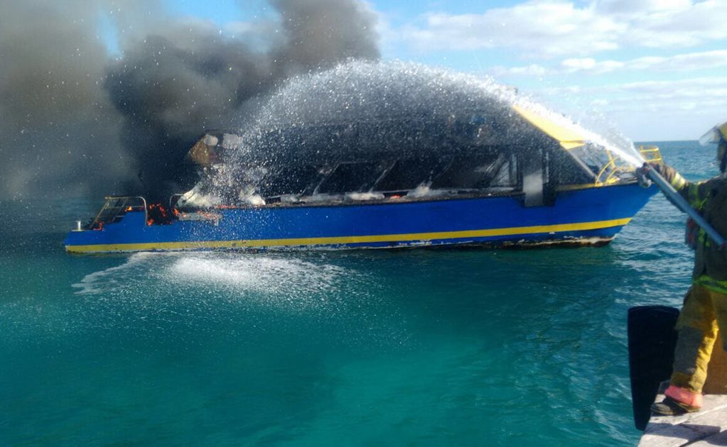  Se incendia embarcación en Playa Tortugas, Cancún