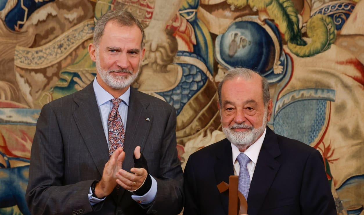 El rey Felipe VI entrega premio a Carlos Slim por su contribución a Iberoamérica
