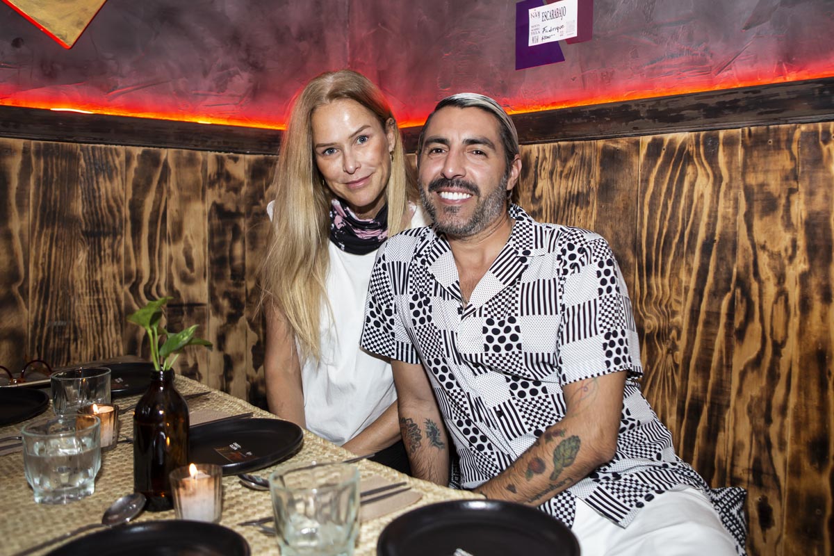 Xuxú y el Chef Yogui disfrutan del mezcal y la música entre amigos