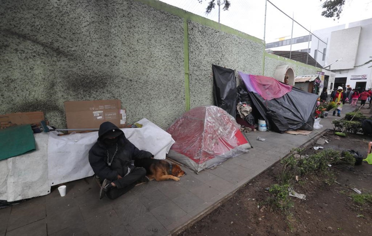 Familiares de niños enfermos los esperan en el frío y rodeados de puestos ambulantes en Toluca