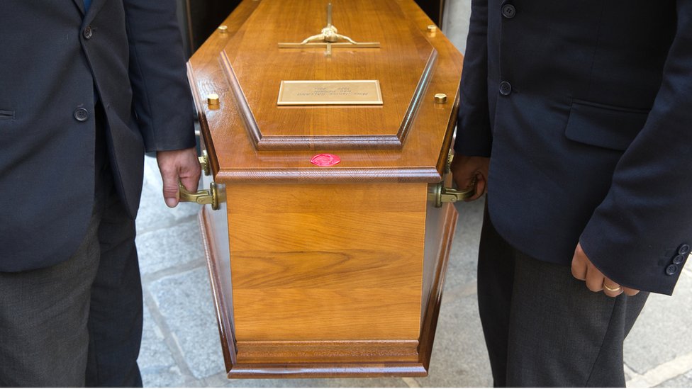 En Ecuador investigan caso de mujer que despertó dentro del ataúd en su propio funeral
