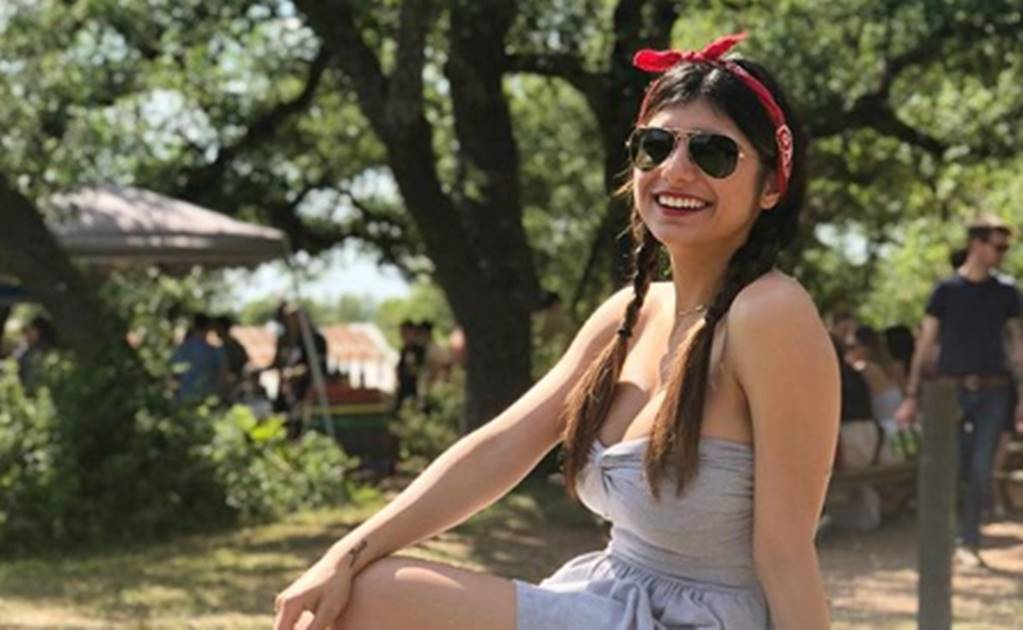 Ex estrella porno Mia Khalifa, semidesnuda y sin maquillaje