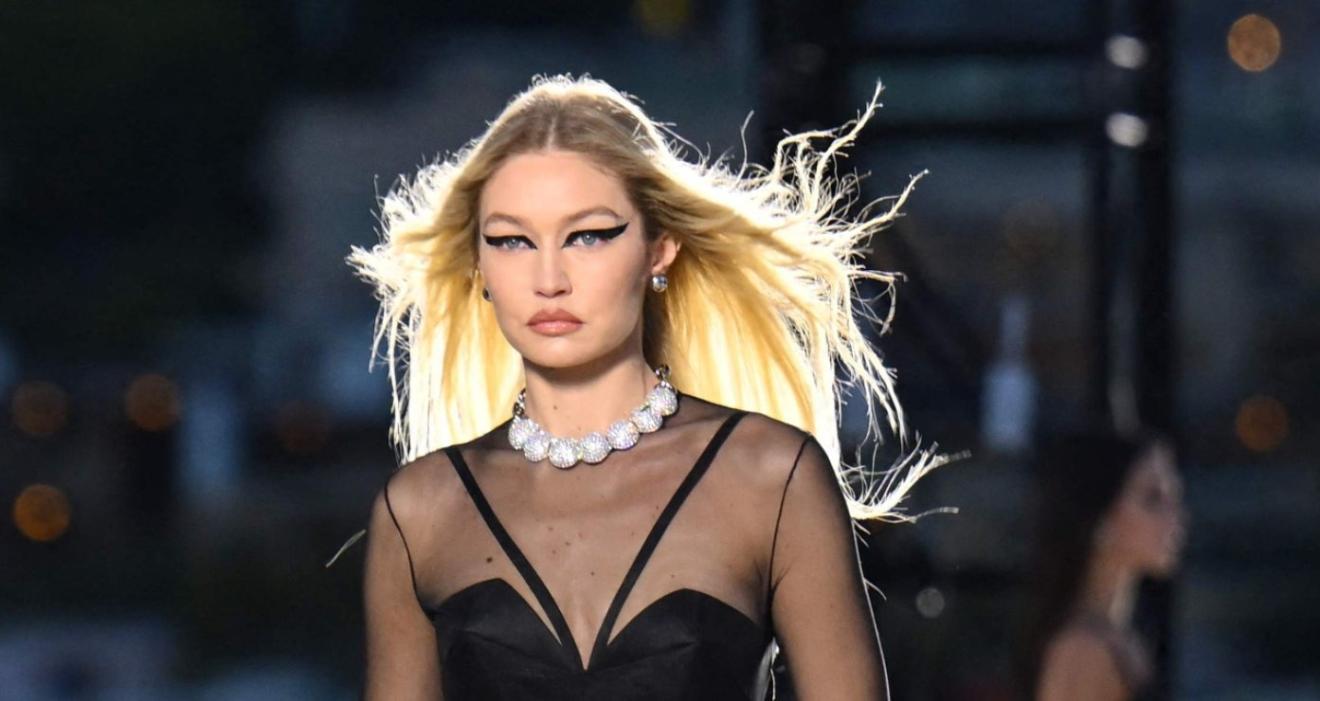 Gigi Hadid arrasa con un vestido corsetero de tela transparente de Versace