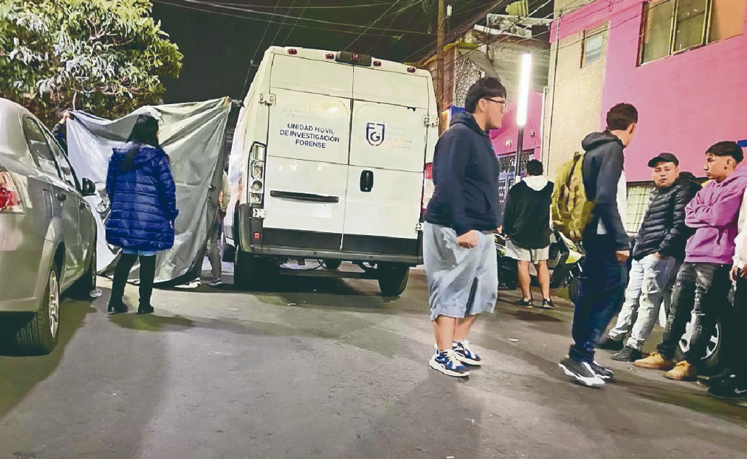 Automovilista queda prensado tras intentar ganarle el paso al tren en CDMX
