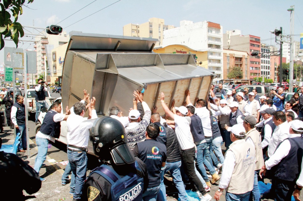 Chocan ambulantes de BJ  y granaderos