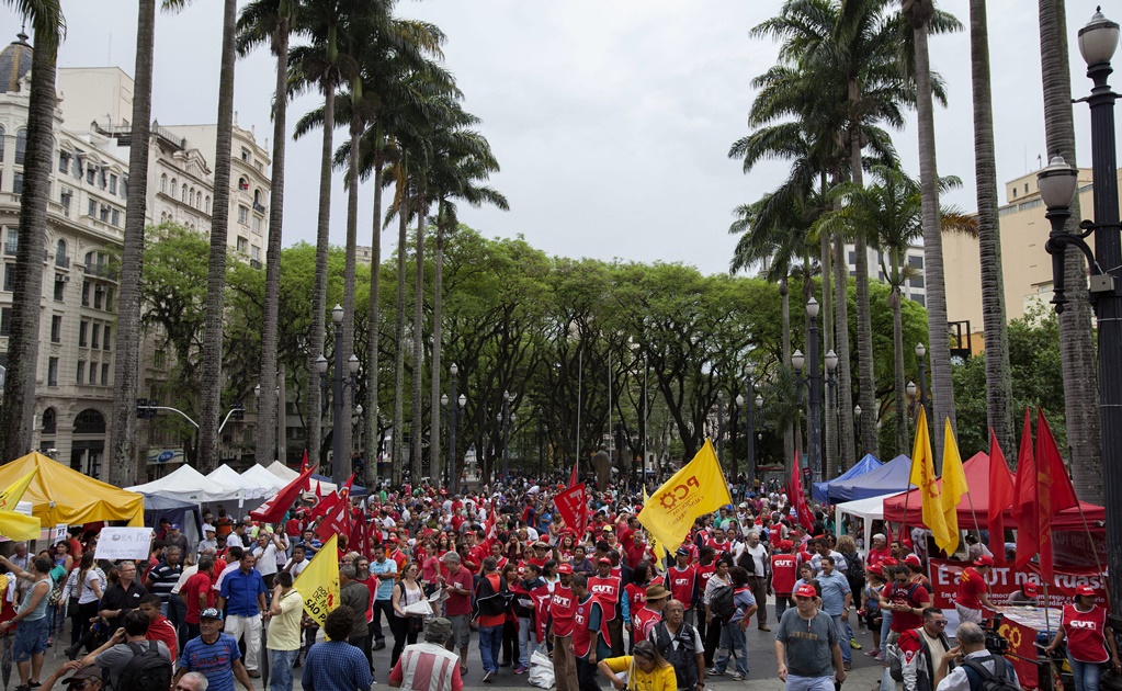 Brasileños realizan marcha en apoyo a Rousseff 
