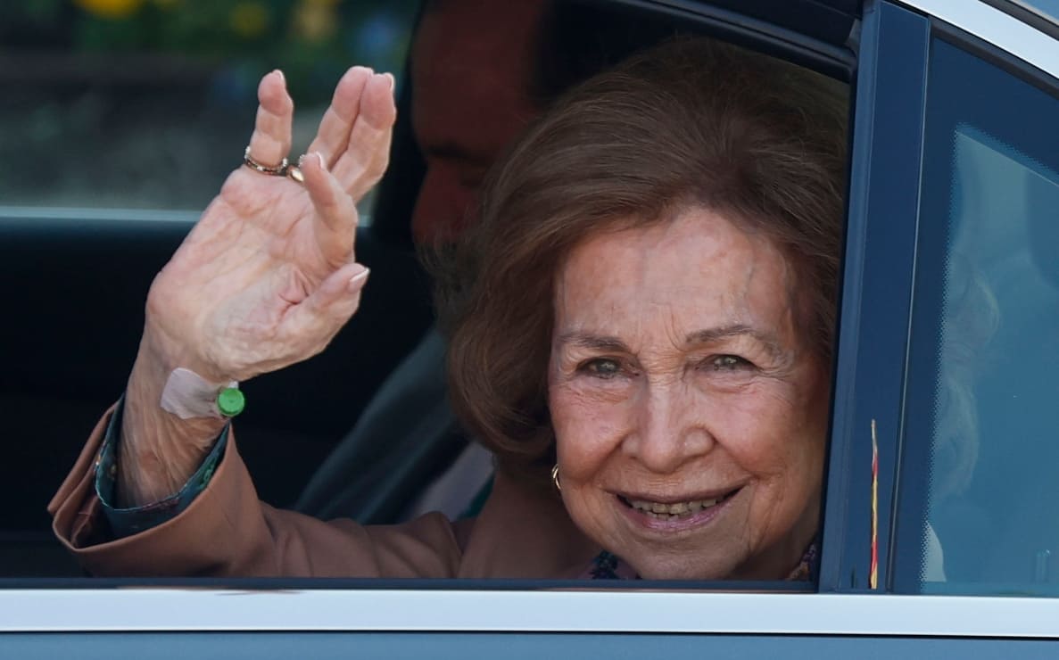La reina Sofía es dada de alta tras ser hospitalizada, esto dijo a su salida