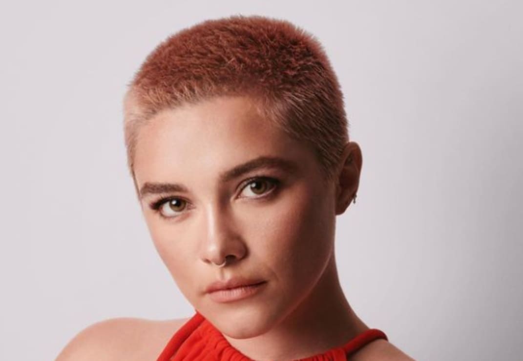 Florence Pugh, atrevida con look de transparencias y buzzcut recién teñido
