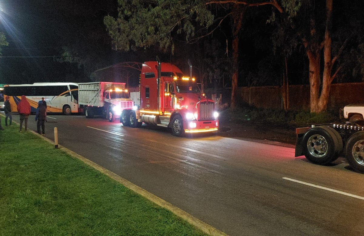 Transportistas bloquean Uruapan; denuncian extorsiones
