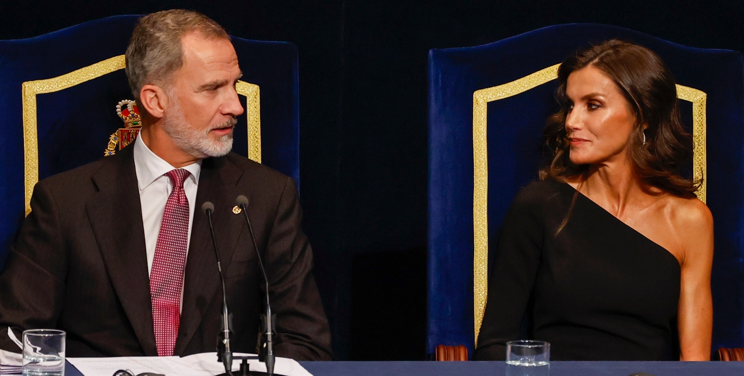 Los reyes Felipe y Letizia recrean su primer saludo público, 20 años después