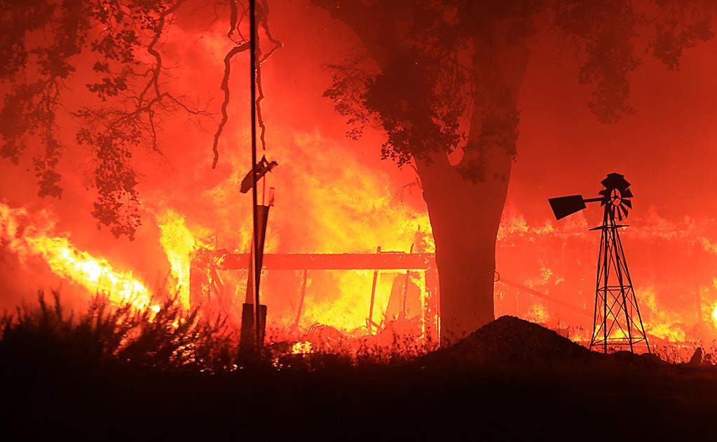 Más de mil evacuados por incendio en California 