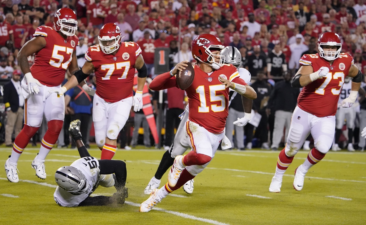 Chiefs remontan y propinan cuarta derrota a los Raiders