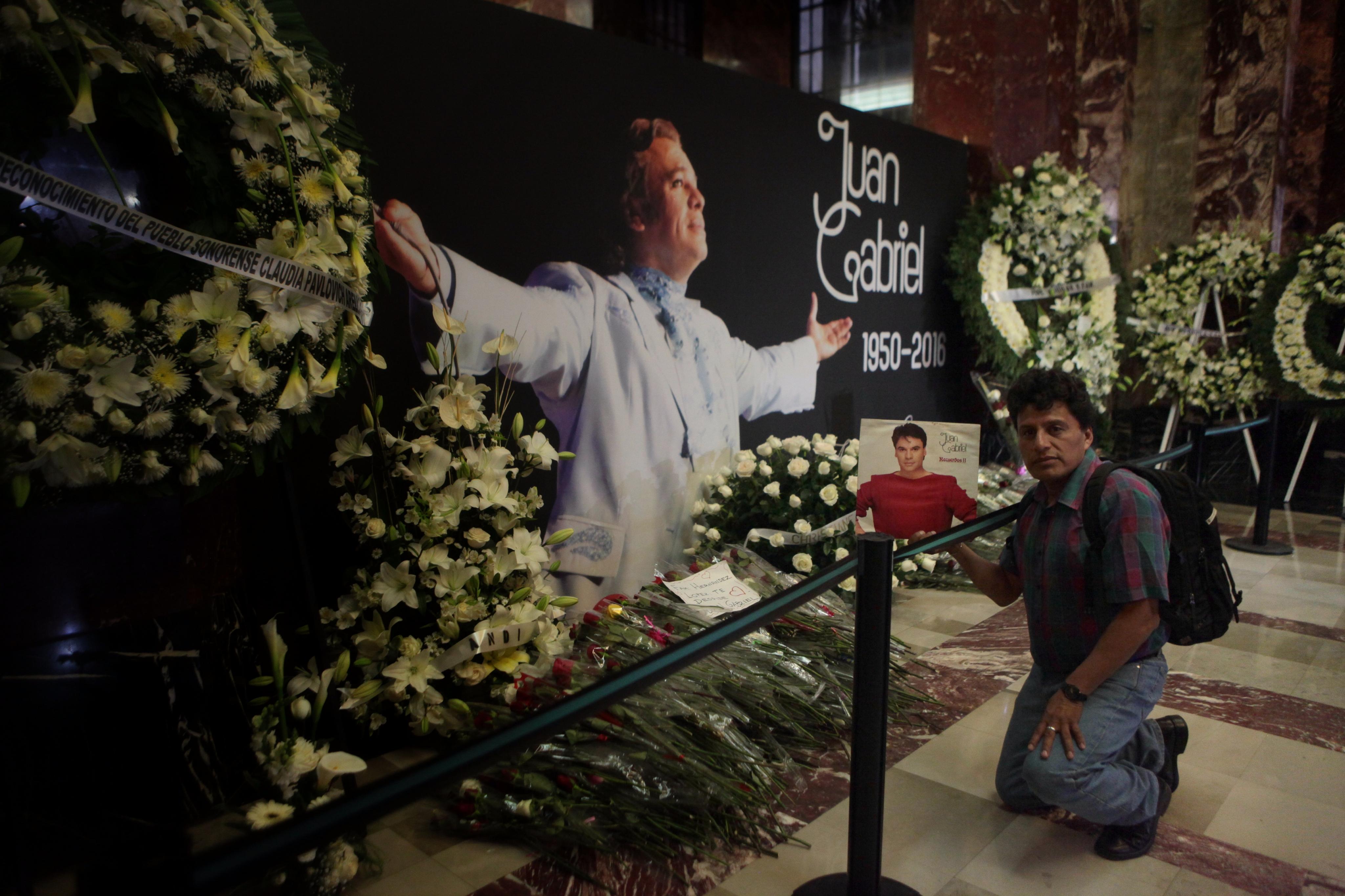 Vigilan Bellas Artes por homenaje a Juan Gabriel
