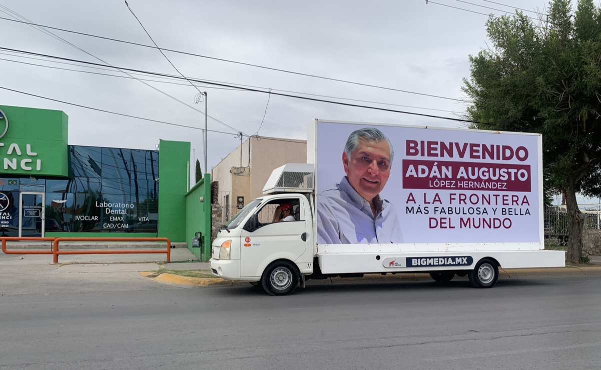Recorren Ciudad Juárez camiones con anuncios de bienvenida a Adán Augusto López 
