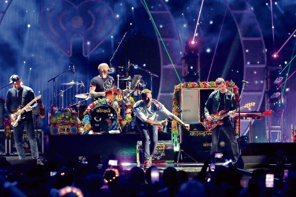 Coldplay y Cyrus cautivan en festival 