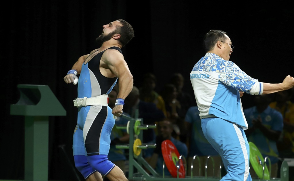 Kazajo gana medalla de oro y festeja con baile peculiar 