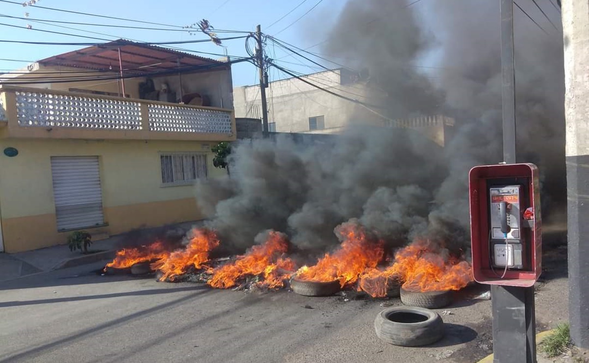 Bloquean y queman llantas en protesta por liberación de ladrones de motocicletas en Ixtapaluca
