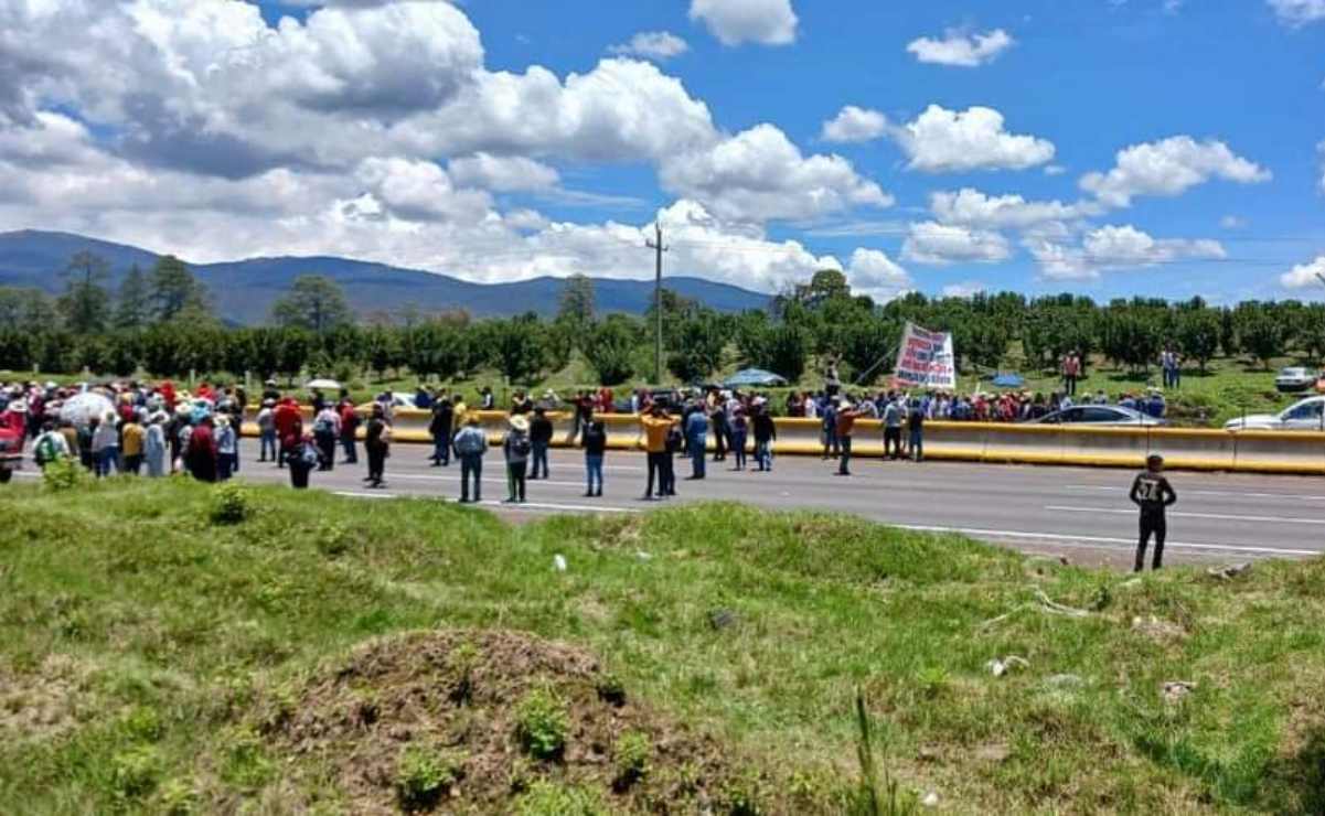 Ejidatarios bloquean autopista y carretera federal Puebla-México