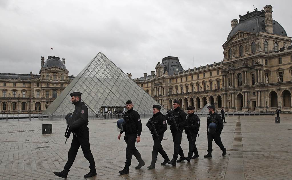 Hollande afirma que el ataque del Louvre tiene "sin duda" carácter terrorista