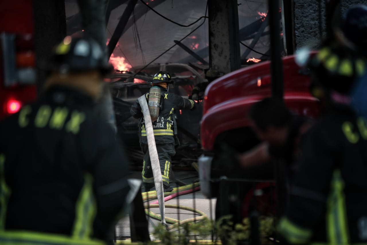 Reportan dos lesionados por incendio en taller mecánico en la Narvarte