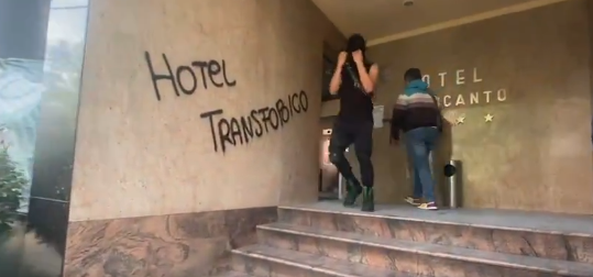 FOTOS y VIDEO: Mujeres trans se manifiestan en Tlalpan; vandalizan hotel por presuntos actos de transfobia