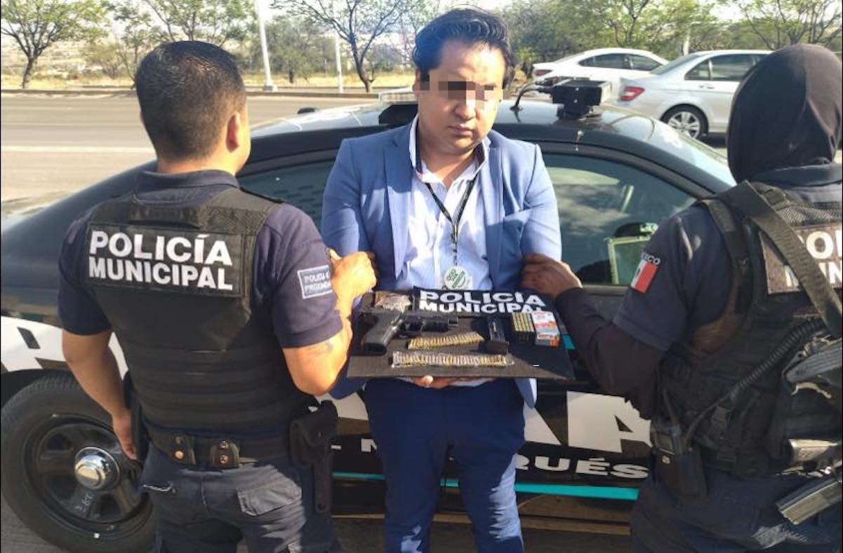 Subdirector del IMSS traía pistola y drogas, reportan autoridades de Querétaro 