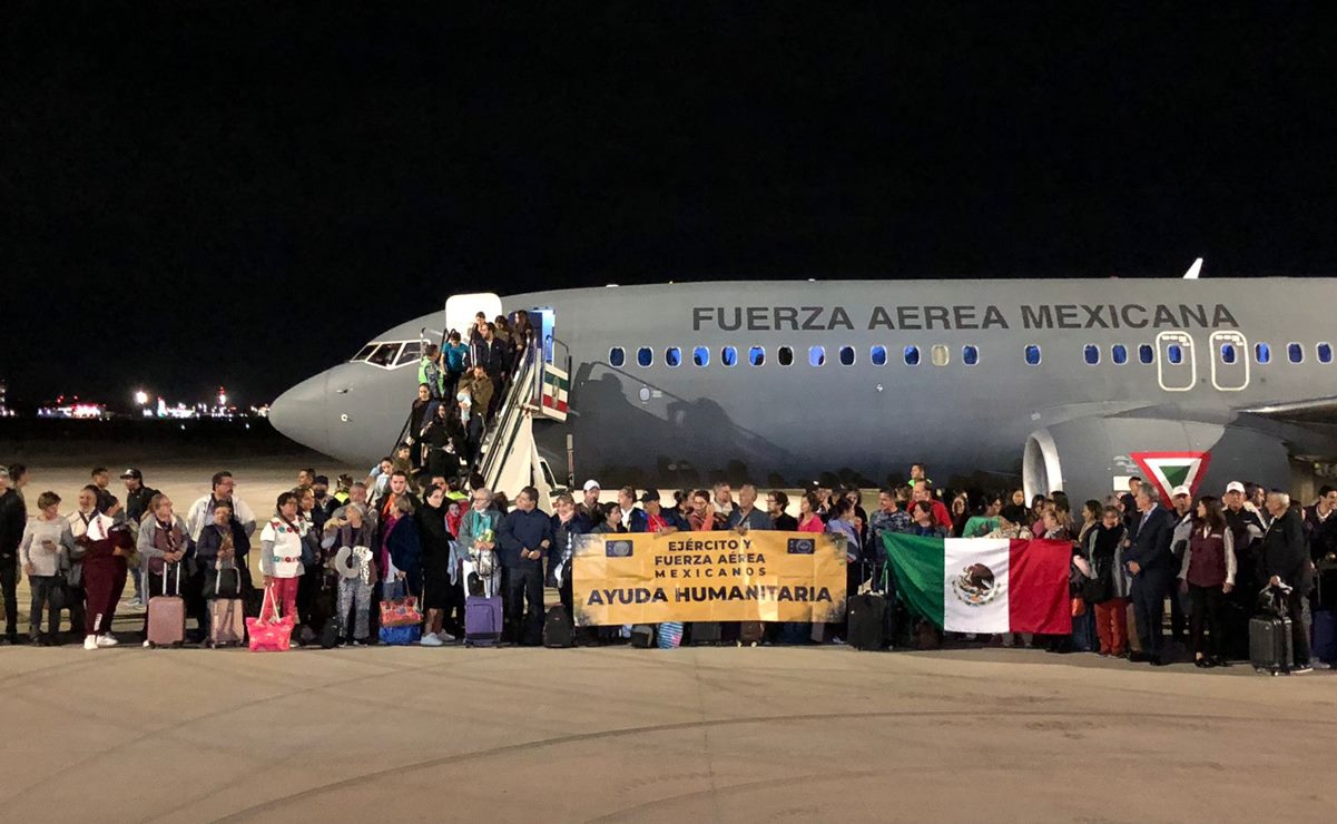 Aterriza en México primer avión de la Fuerza Aérea con 135 connacionales rescatados de Israel