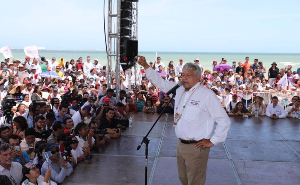 AMLO abierto a acuerdo con empresarios "si hacen negocios legales"