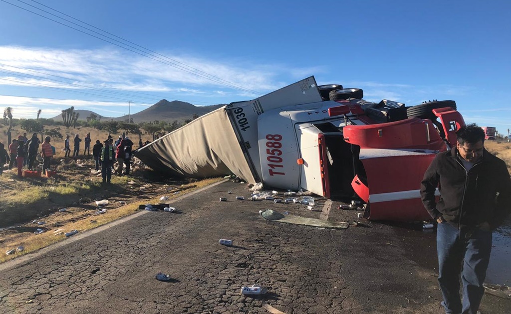 Denuncian rapiña en volcadura de tráiler cargado de cerveza en Zacatecas