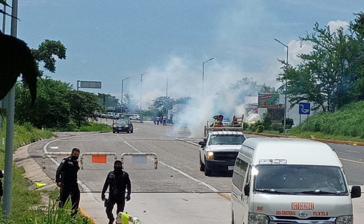 Con gas lacrimógeno, desalojan a manifestantes de caseta de cobro en Chiapas